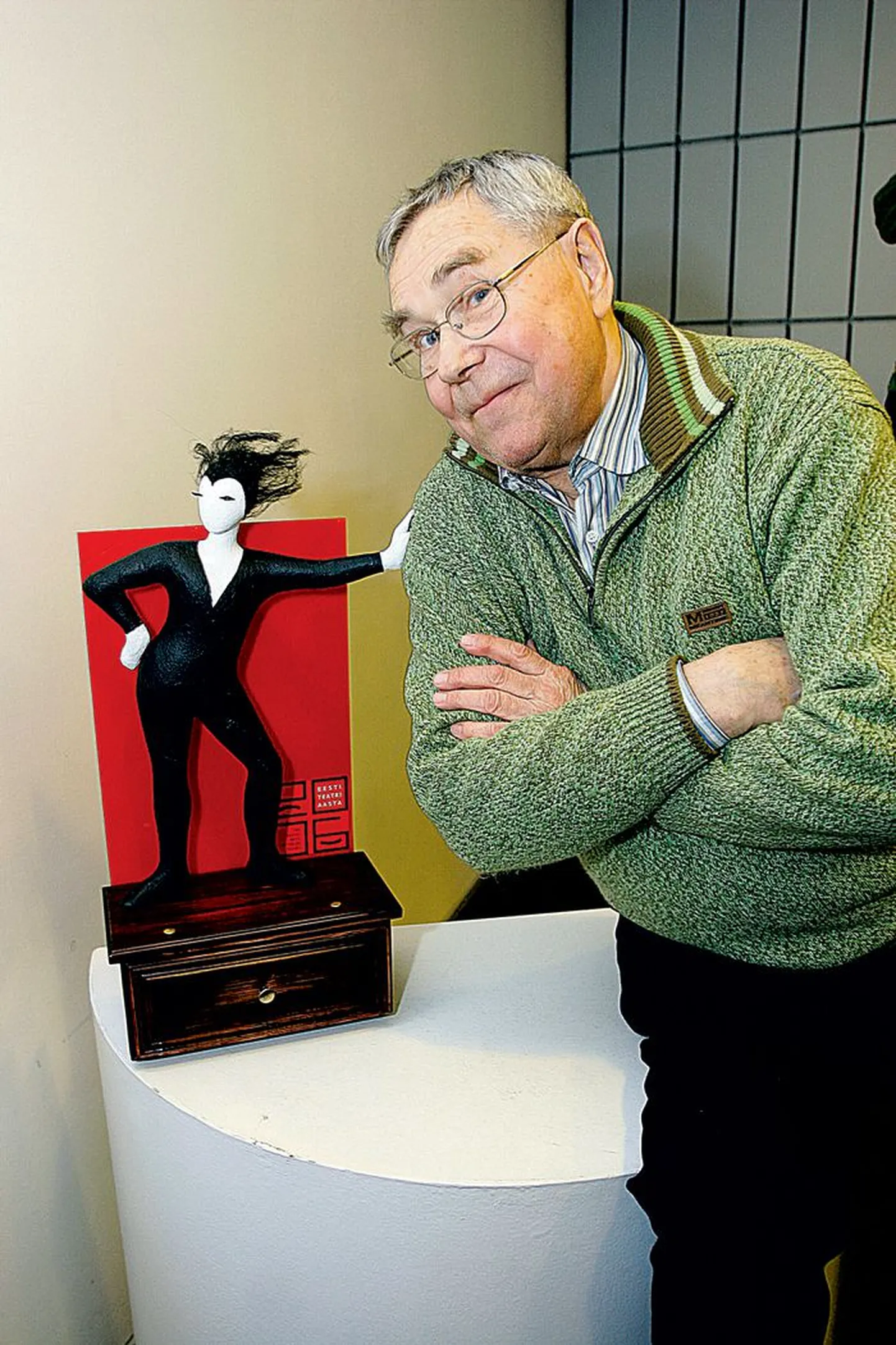 Lembit Eelmäe (26. september 1927 – 2. juuli 2009) poseeris  Eesti teatri aasta sümbolkuju juures 16. märtsil 2006.