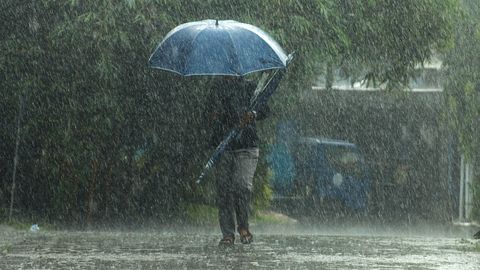 Naktī vietām iespējamas stipras lietusgāzes un pērkona negaiss