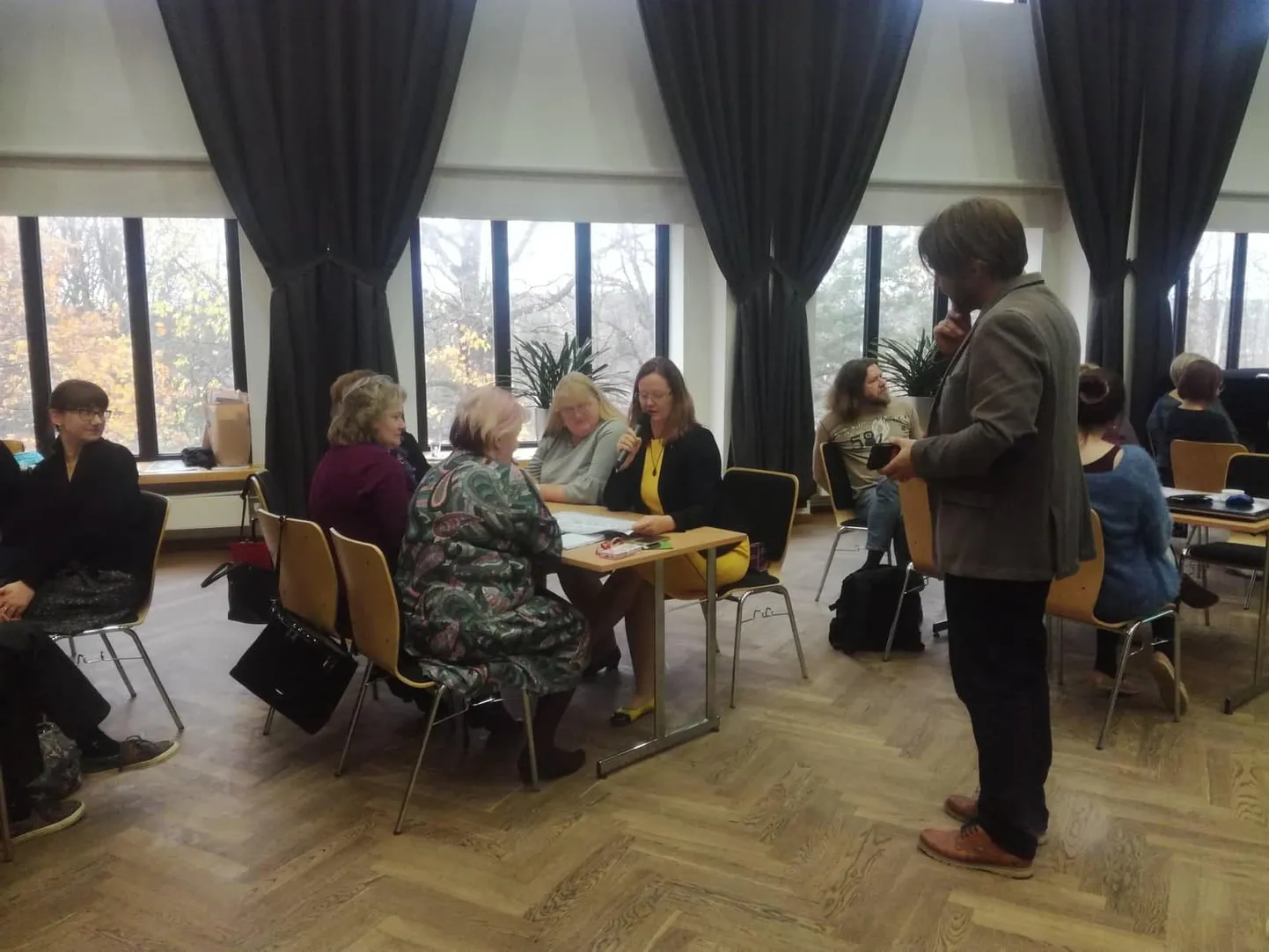 Ideetalguid suunas väitlusjuht Indrek Maripuu.