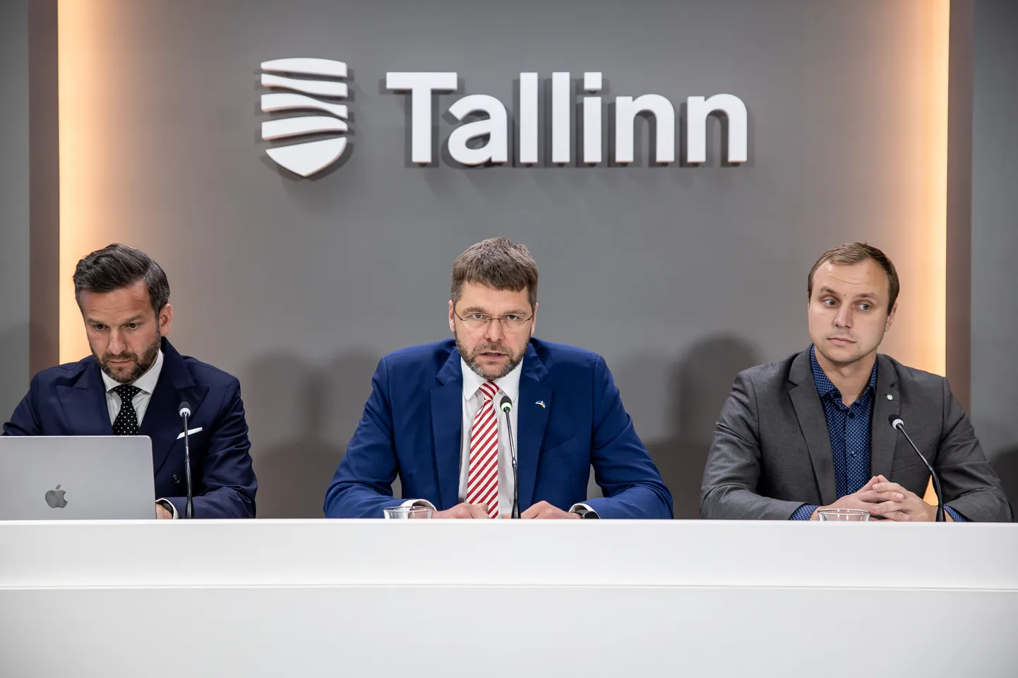 Abilinnapea Pärtel-Peeter Pere (vasakul), linnapea Jevgeni Ossinovski (keskel) ja abilinnapea Karl Sander Kase (paremal).