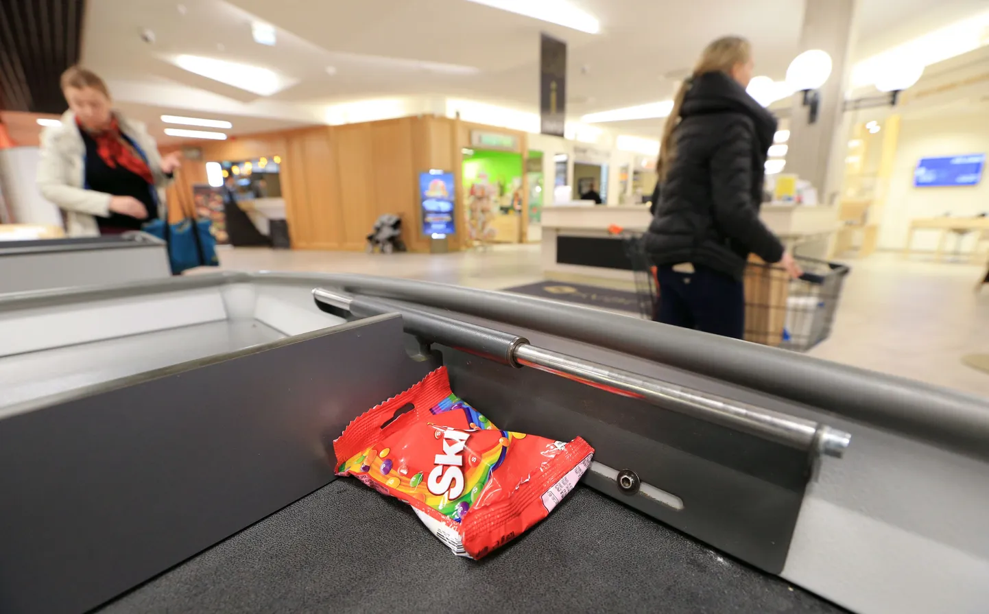 Enamasti unustatakse poodi väiksemaid kaupu, nagu näiteks nätsupakk või mõni pisem kommikott, kuid on olnud ka juhuseid, kus kassalindile on jäänud maha 12 rulliga tualettpaberipakk.