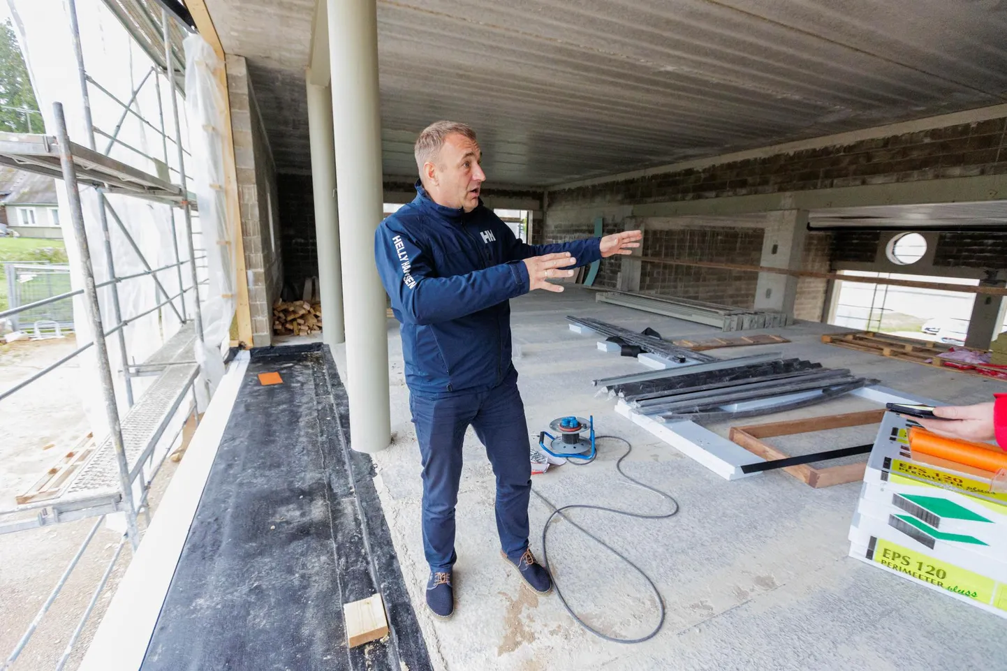 Rõuge päästedepoo rajatakse sajandiks, ütles Rõuge priitahtlike pritsimeeste juhatusse kuuluv Kalvi Kõva. Vallalt küsitav 180 000 eurot kuluks teise korruse kriisistaabi väljaehituseks.