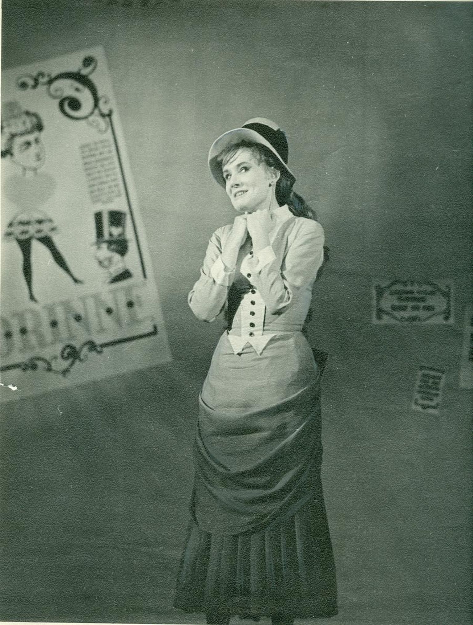 Helgi Sallo särab kloostri kasvandiku Denise´ina Hervé operetis «Mam'zelle Nitouche», mis tuli Estonia teatri lavale 1966. aastal - just selles rollis, mustvalgest televiisorist, nägi Anne Veesaar esimest korda Helgi Sallot.