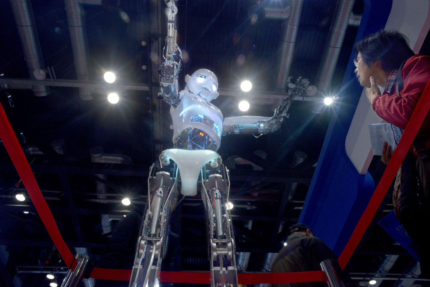 Hiinas toimuval robootikakonverentsil tutvustati ka inimestele sarnanevaid roboteid.