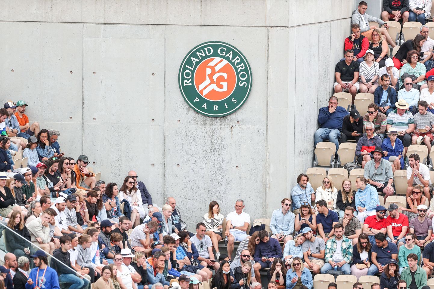 Roland Garros on küll tennisemaailma üks prestiižsemaid võistlusi, kuid rahakott siia tulles puuga päris seljas olema ei pea.