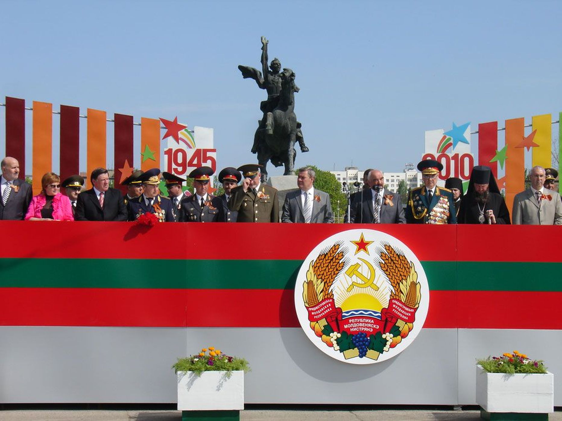 Dnepri-äärse Moldaavia Vabariigi juhid tähistavad Suure Isamaasõja lõpu 65. aastapäeva ja vabariigi 20. sünnipäeva. Aasta on 2010.