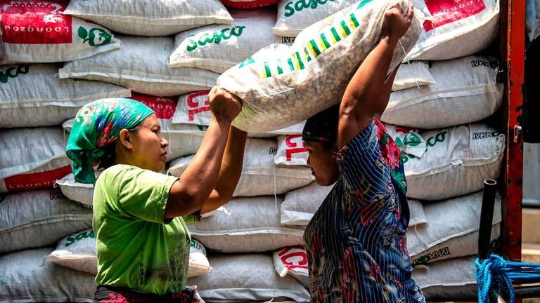 Свободная торговля даст заработать бедным странам, вроде Индонезии. Эти женщины работают на рынке за $3,50 в день.