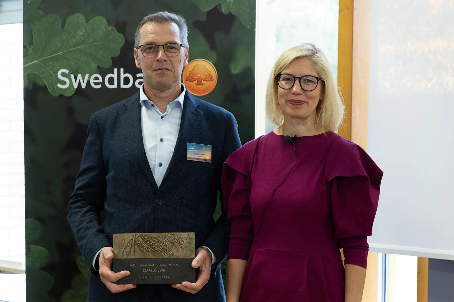 Põllumajandussektori tippjuhi tiitli pälvinud Margus Lepp ja minister Piret Hartman.