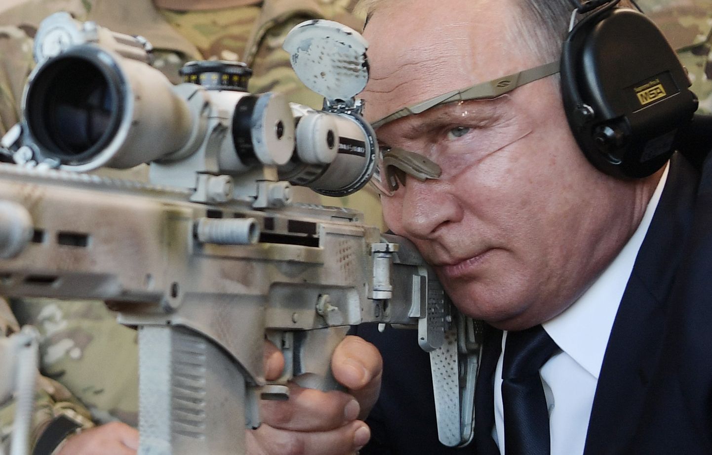 Vene riigipea Kalashnikovi relva katsetamas.