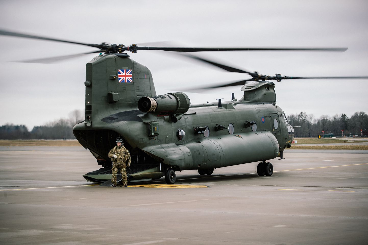 Вертолеты ВВС Великобритании CH-47 Chinook прибыли в Эстонию.