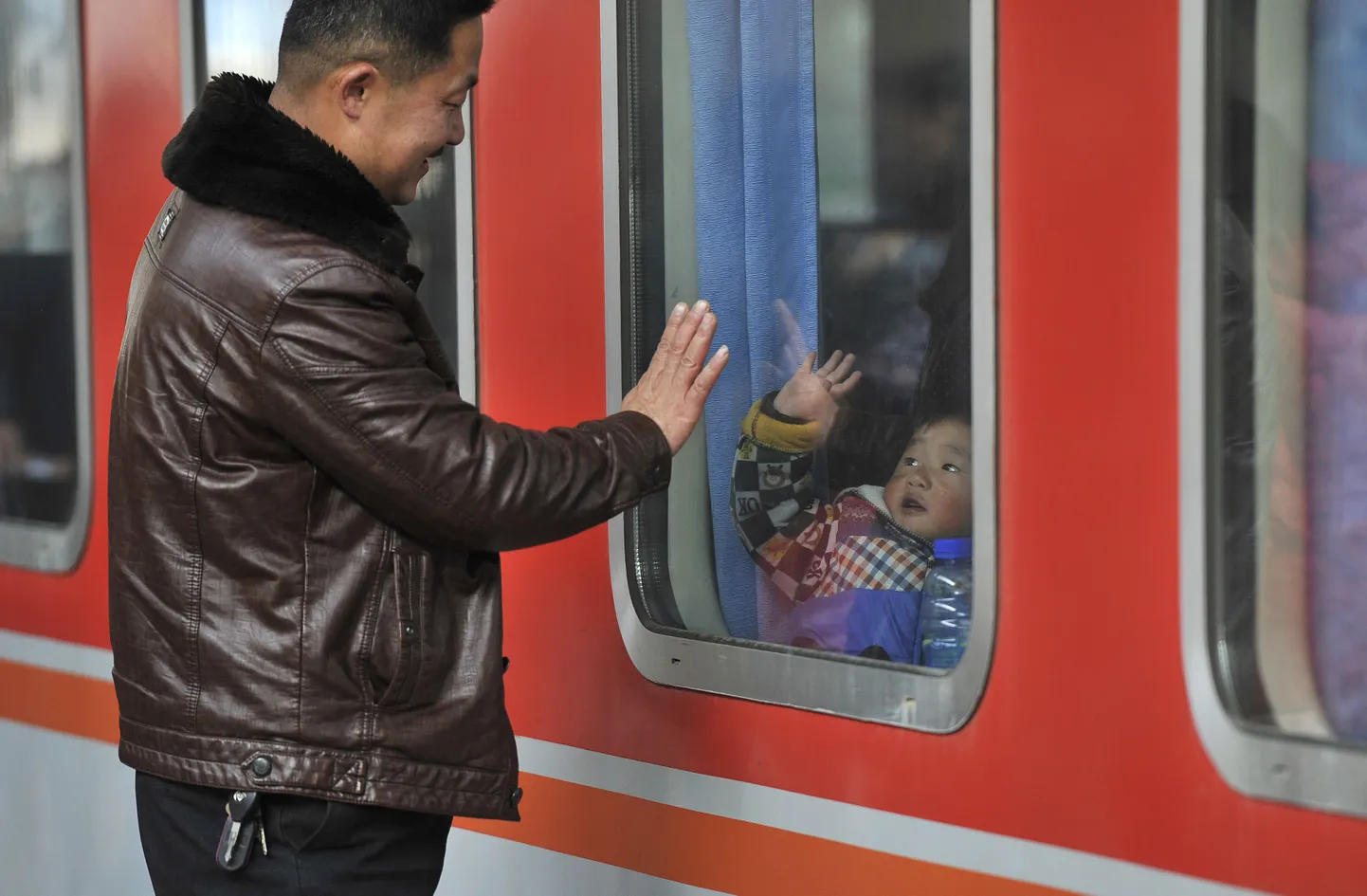 Китайские чиновники, чьи жены и дети постоянно проживают за рубежом, не смогут продвинуться по службе.