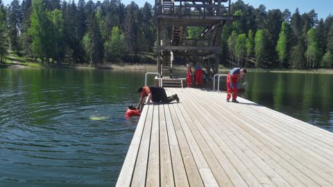 Фото: спасатели и водолазы ищут ушедшего под воду ребенка