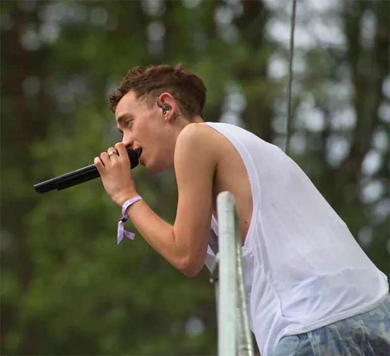 Grupas solists Olijs Aleksandrs festivālā "Positivus"