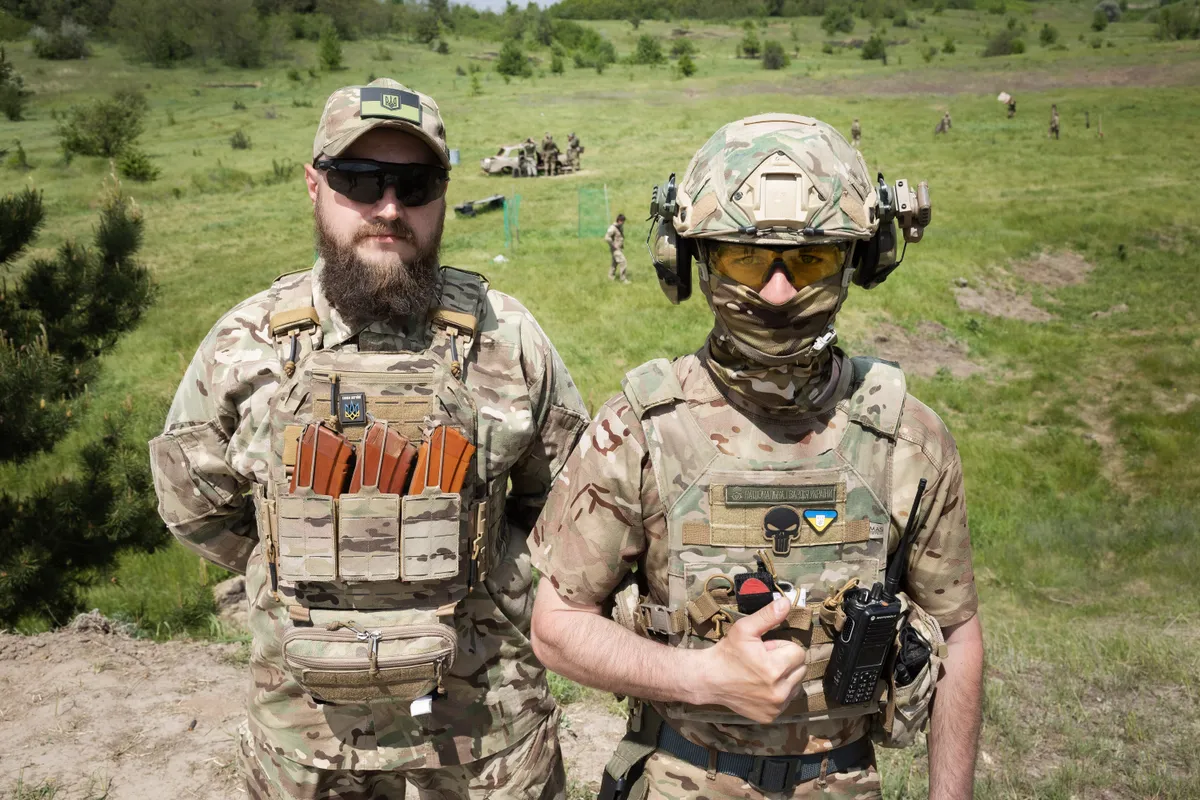 Ukraina rahvuskaardi 3. operatiivbrigaadi Spartan instruktorid, vanemseersandid Stanõslav (paremal) ja Artjom.