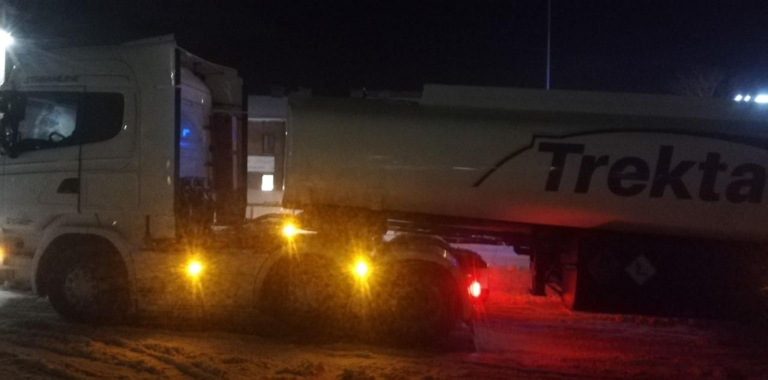 Kütuseveok oli Rakvere kesklinnas libeduse tõttu kinni ligi tund aega.