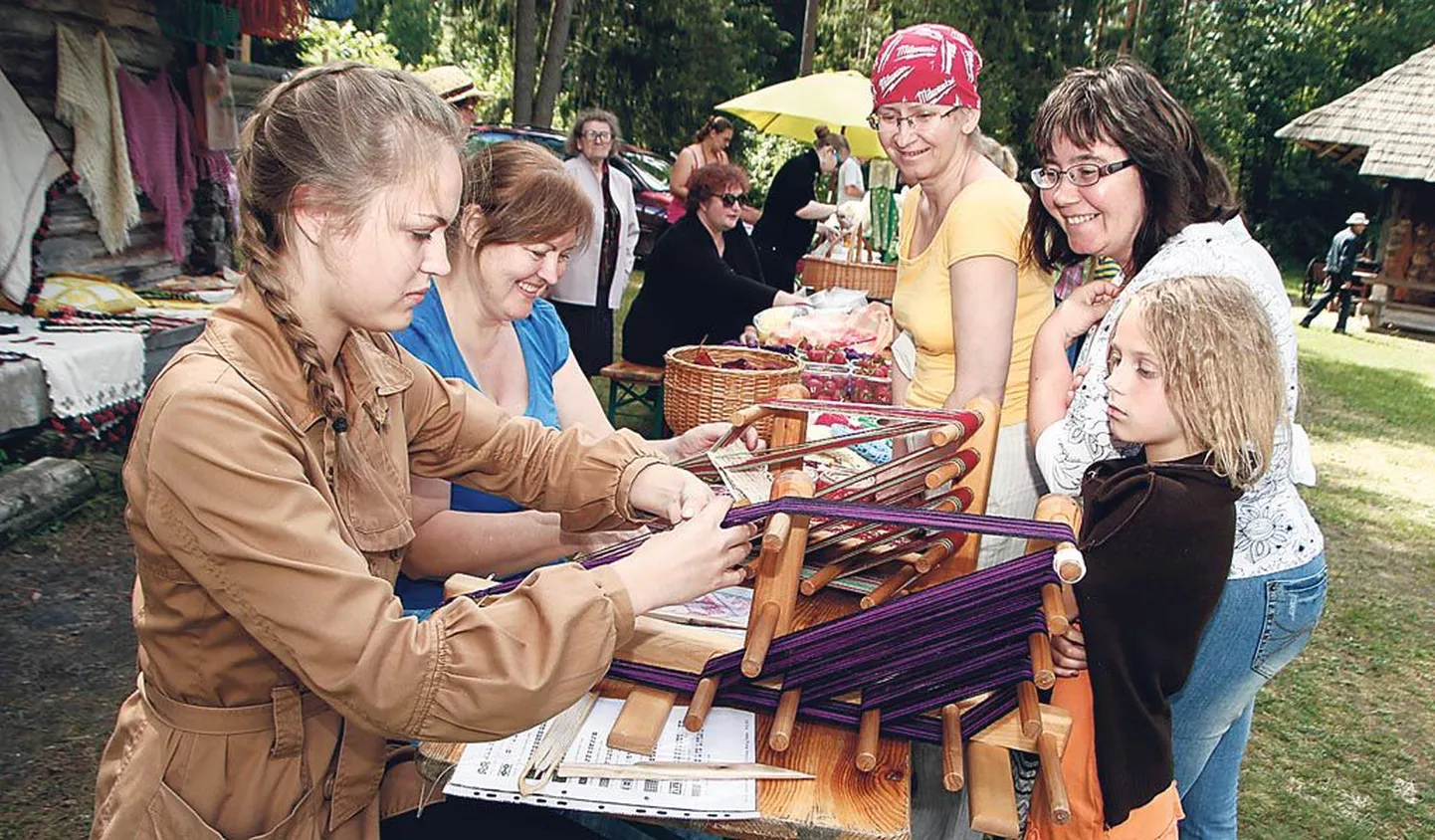 Dagmar (esiplaanil) ja Liina Kuum Allikukivi külaseltsist Iiris näitasid oma näpuosavust vööde punumisel. Valmimas on kirju kõlavöö ja Saarde mustriga laiem vöö.