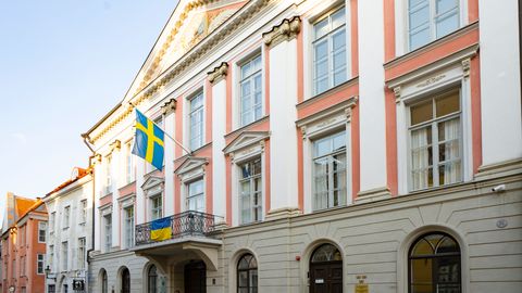 В Таллинне в посольство Швеции в окно кинули камень