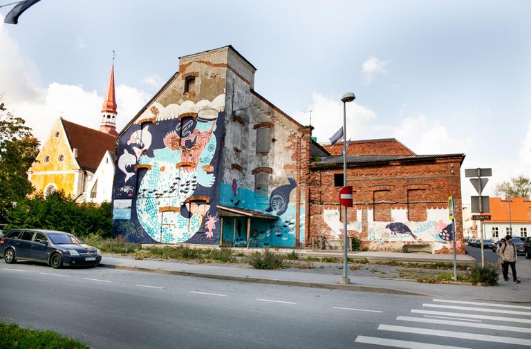 Pühavaimu 17 asuv kunagine õlletehase hoone sai omale seinamaalingud 2013. aastal.