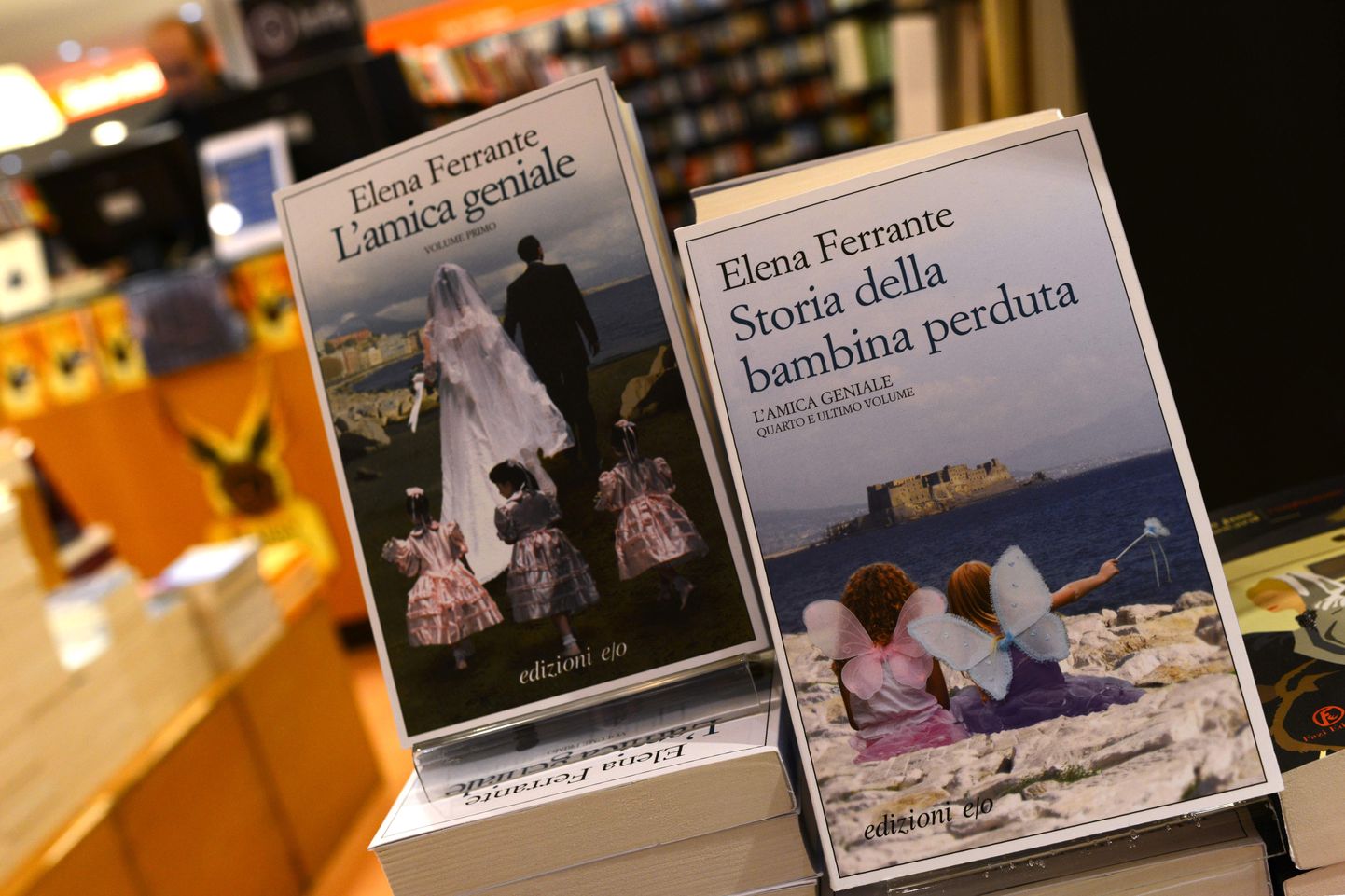 Elena Ferrante raamatud Rooma raamatupoes.