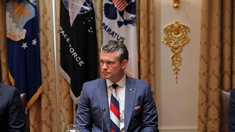 Hegsets aicina Eiropu stāties pretī migrācijas 