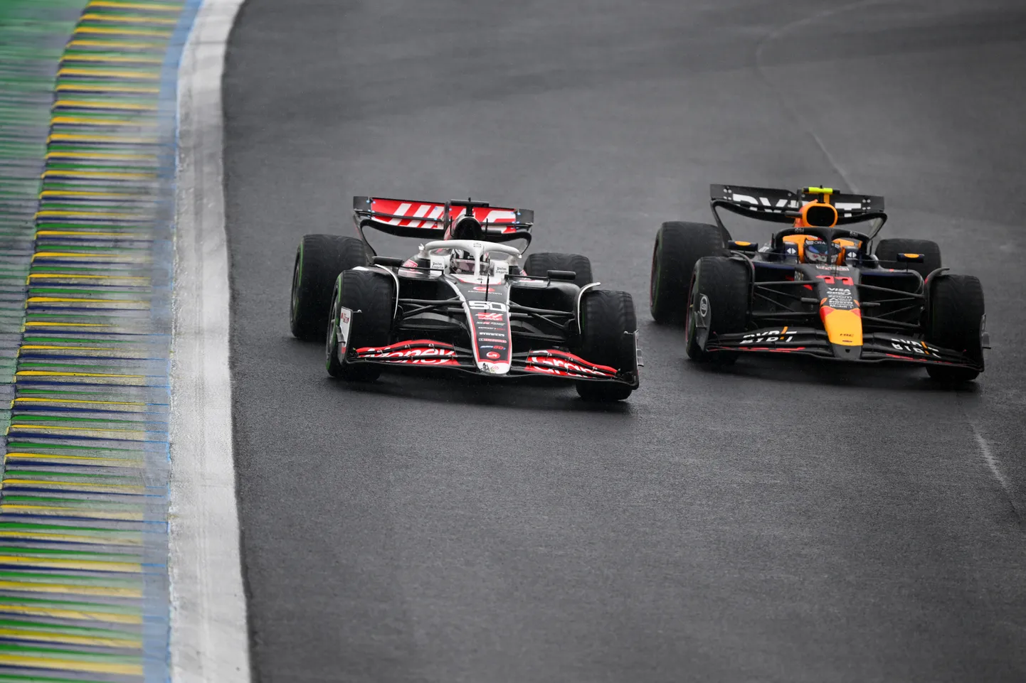 Oliver Bearman (vasakul) lõpetas Brasiilia GP 12. kohal.