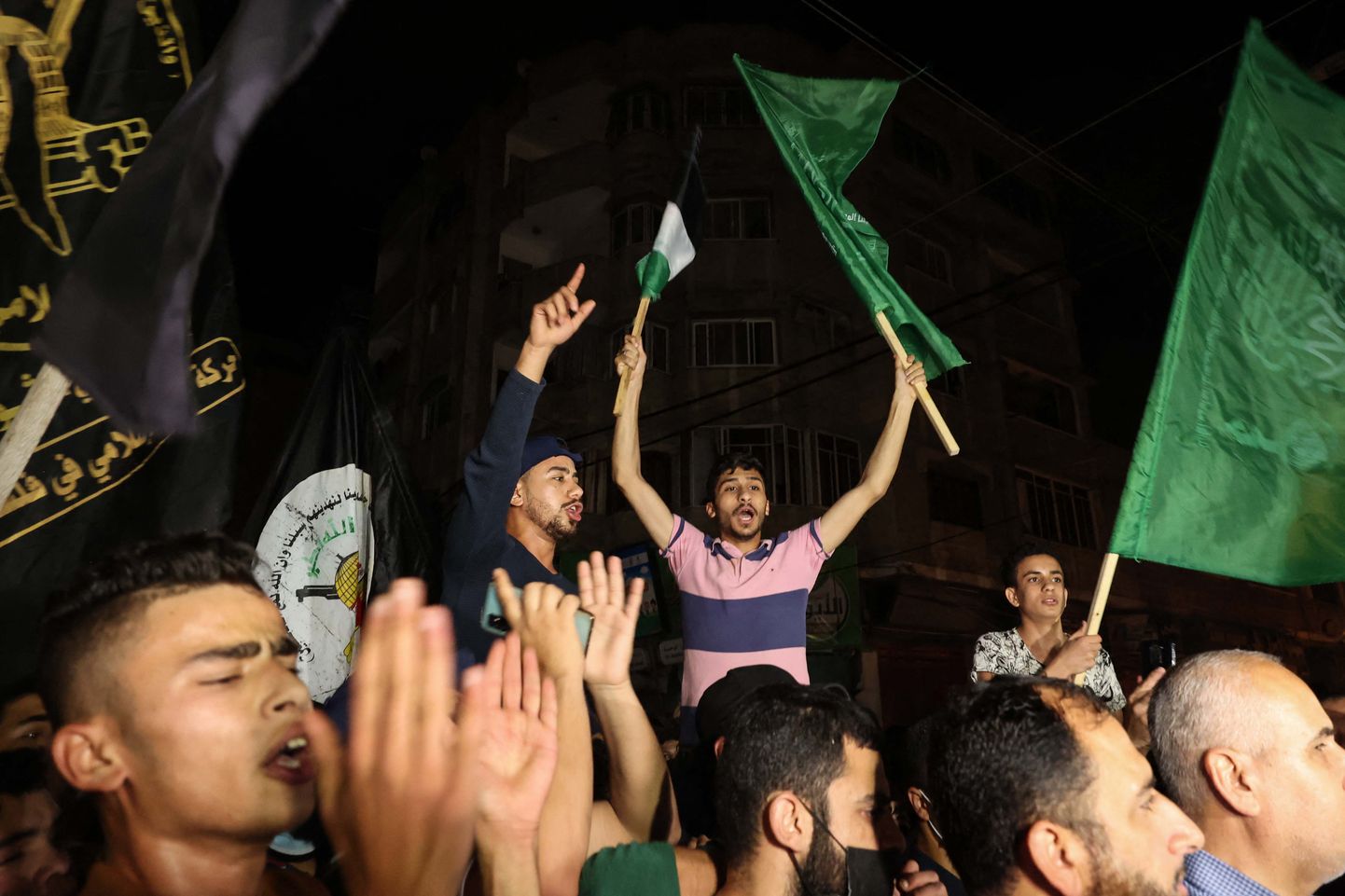 Palestiinlased Gazas relvarahu tähistamas.