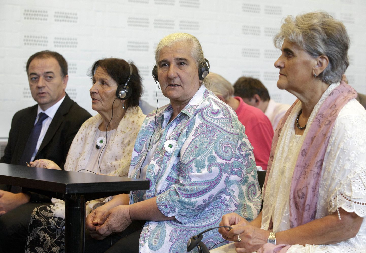 Srebrenica naised kohtuotsust ootamas.