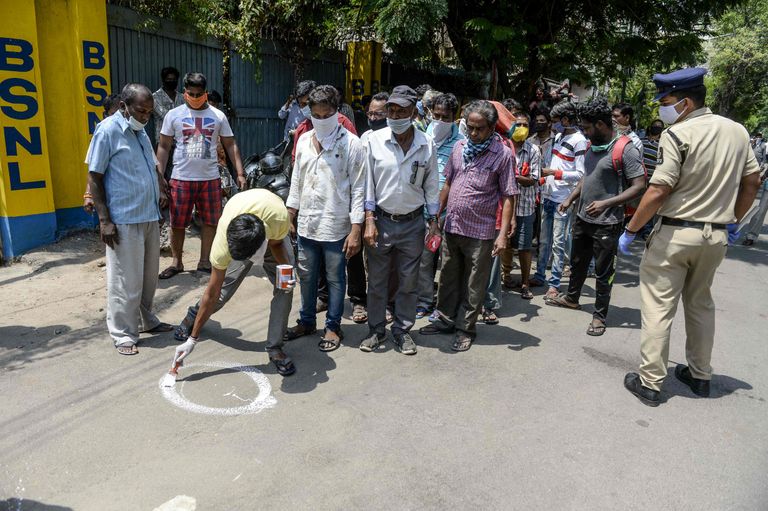 Alkoholijärjekord Hyderabadis, kus joonistati valge värviga tänavale ringid, et inimesed kahemeetrist vahemaad hoiaksid