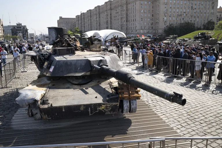 USA Abramsi tank, mis saadi Ukrainas sõjasaagiks, pandi hiljuti Moskvas üles näitusel, kus demonstreeriti lääne sõjatehnikat, mis on venelaste kätte langenud.