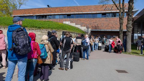 TAHAD VENEMAALE? MAKSA! ⟩ Narva piiril käib vilgas äri järjekorrakohtadega