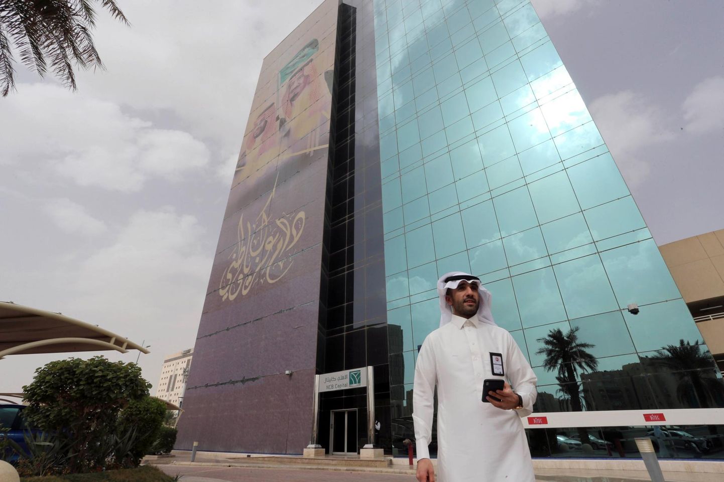 Saudi mees koroonaviiruse tõttu tühjal pealinna Ar-Riyāḑi tänaval. Kui maailmamajandus peaks stabilseeruma, asuvad paljud Saudi Araabia riiklikud- ja erainvestorid omandama osalusi ettevõtetes üle ilma ning ettevõtteid üle võtma.