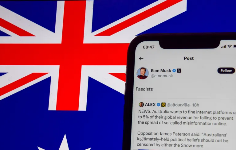 Austraalia valitsus kavatseb piirata tahtliku valeinformatsiooni levikut sotsiaalmeedias uute seadustega, mille kohaselt võidakse selliseid ettevõtteid nagu miljardär Elon Muskile kuuluv X (endine Twitter) trahvida kuni viie protsendiga nende aastakäibest. X-i omanik Elon Musk reageeris sellele, nimetades Austraalia valitsust «fašistideks».