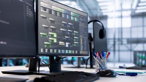 VIDEO ⟩ IT iepirkumu skandāls turpinās: KNAB procesā iesaistīts senākā lietā apsūdzēts VDAA darbinieks Fiļipovičs