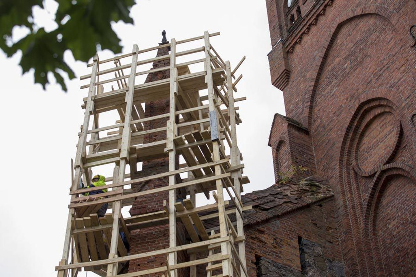 Osaühingu Plekimees töömehed on ametis Pauluse kiriku katuse otsaviilu ja ühe torni remontimisega.