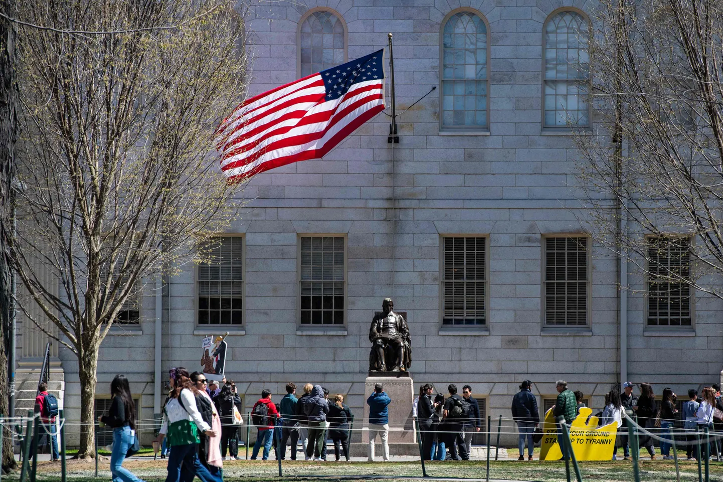 2025. aasta aprillis protesteeriti Harvard Yardis Trumpi rünnakute vastu Harvardile. Trump nimetas Harvardit «naljaks» ja ähvardas valitsuse lepingute ning 2,2 miljardi dollari rahastuse külmutamisega, kuna ülikool ei nõustunud poliitilise järelevalvega. DHS tühistas ka 2,7 miljoni dollari väärtuses toetusi ja ähvardas rahvusvaheliste üliõpilaste registreerimise õiguse tühistamisega.