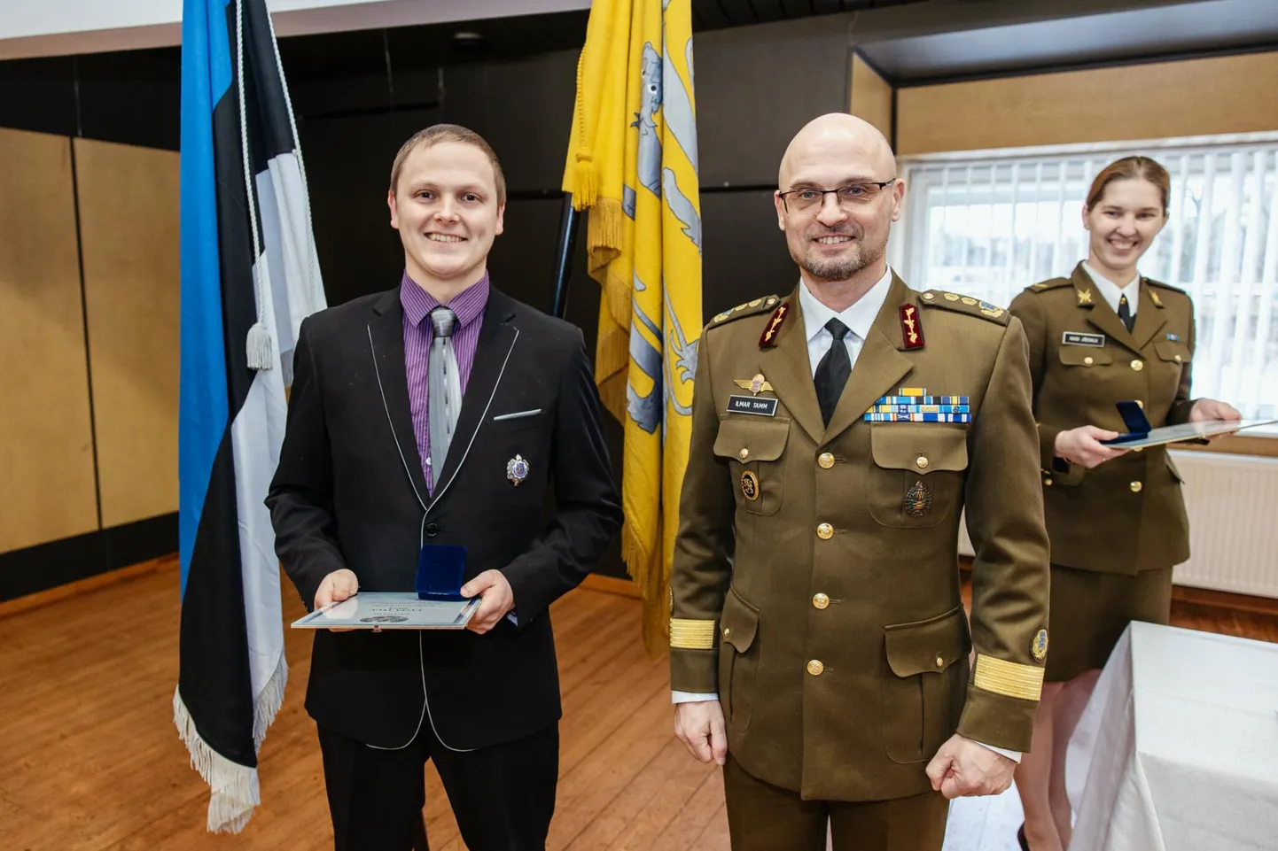 Kristjan Laubholtsile (vasakul) andis aasta teo preemia üle Kaitseliidu ülem kindralmajor Ilmar Tamm.
