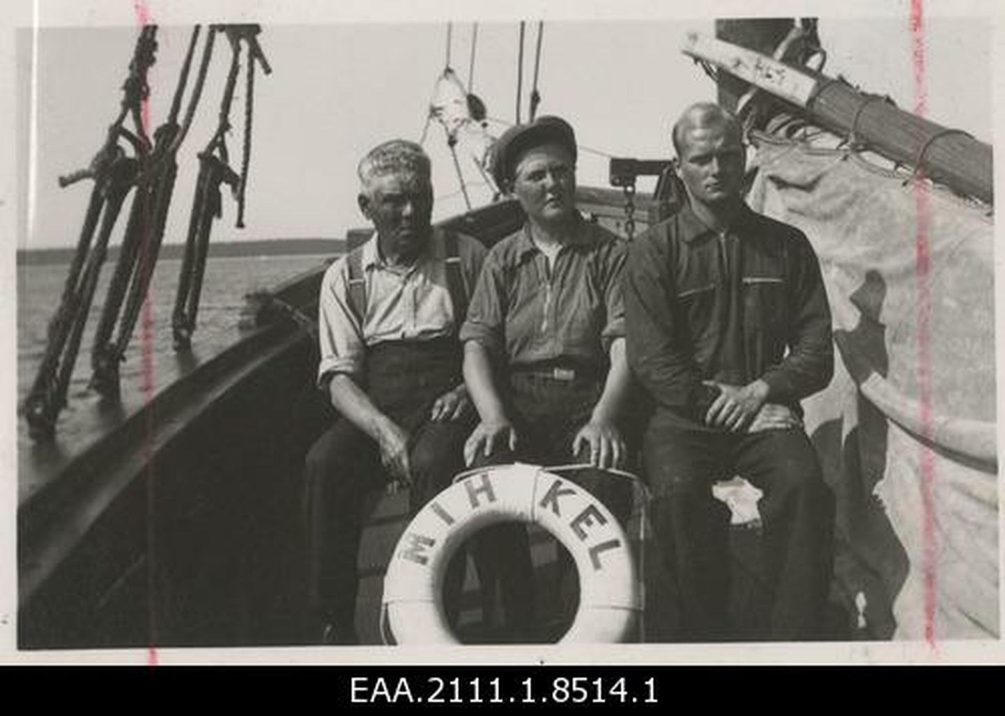 Naismeremees A. Laas (keskel) kaljas Mihkli dekil koos kapteni ja tekipoisiga. 	Ilmunud Postimehes 3.09.1938.