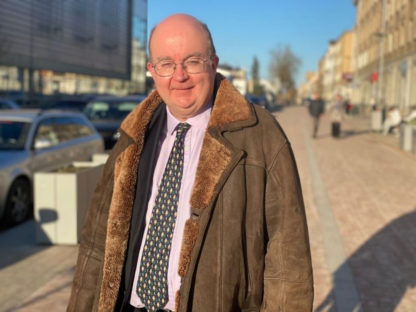 Посол Великобритании в Латвии Пол Браммелл на улице Ригас в Даугавпилсе 22 марта 2022 года. Посол хорошо говорит на русском языке, это помогает ему общаться с русскоязычными людьми и понимать их тревоги и волнения.