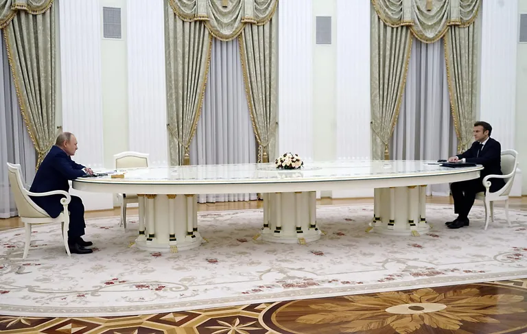 Venemaa president Vladimir Putin (vasakul) ja Prantsusmaa president Emmanuel Macron kohtusid 7. veebruaril 2022 Moskva Kremlis. Riigijuhid istusid pika valge laua taga. Venemaa algatas Ukraina anastussõja 24. veebruaril