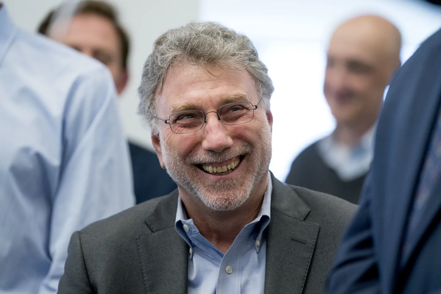 Washington Posti juhtivtoimetaja Marty Baron kahest Pulitzeri auhinnast kuuldes naeratamas.