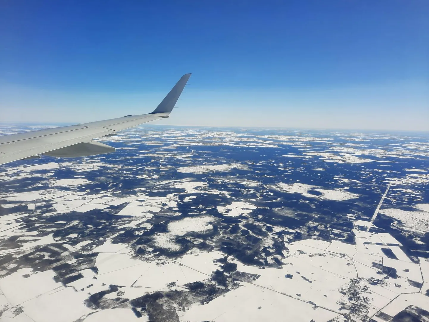 Vaade Eestile läbi lennukiakna.