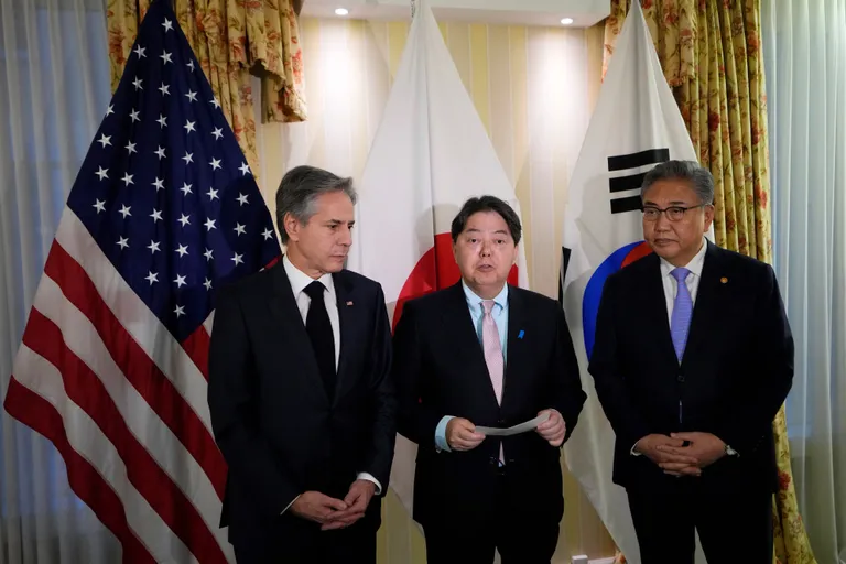 USA välisminister Antony Blinken kohtub Jaapani ja Lõuna-Korea kolleegidega Müncheni julgeolekukonverentsil 18. veebruaril 2023.