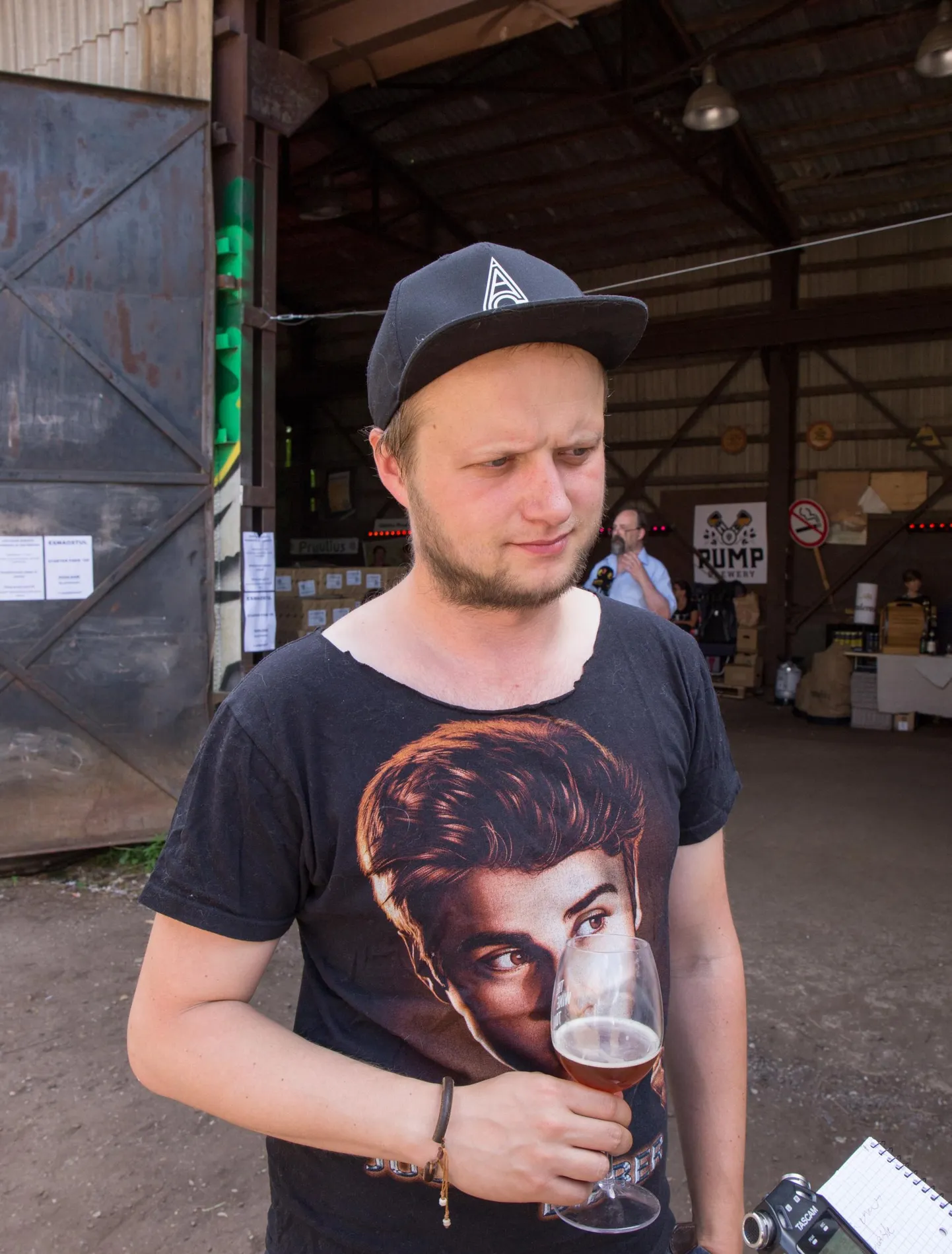 Lennukitehases toimub teist aastat Viljandi käsitööõlle- ja toidufestival. Pildil on selle korraldaja Villem Varik.