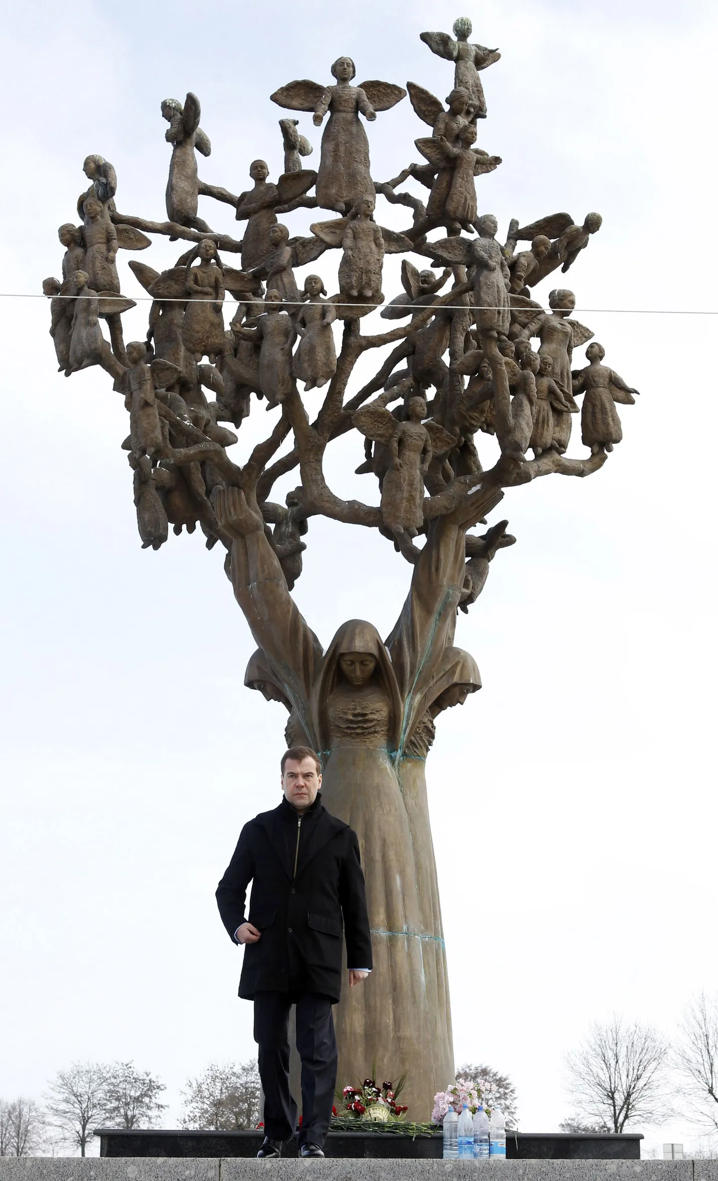 Dmitri Medvedev täna Beslani veresauna ohvrite mälestusmärgi juures.