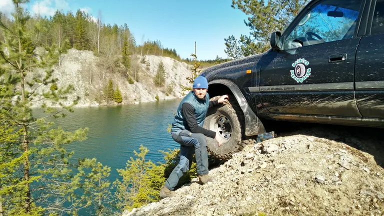 Adrenaatori giidid veavad teid karjääris ringi kõigel, mis vähegi liigub, veereb või ujub. Tublimaid lastakse ka ise rooli.
