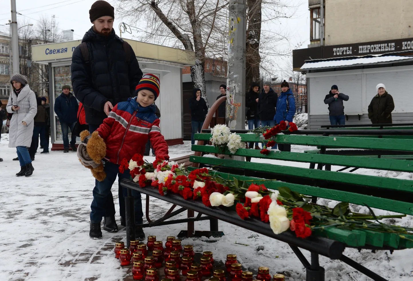 Inimesed toomas lilli Kemerovo meelelahutuskeskuse põleng ohvrite mälestuseks.