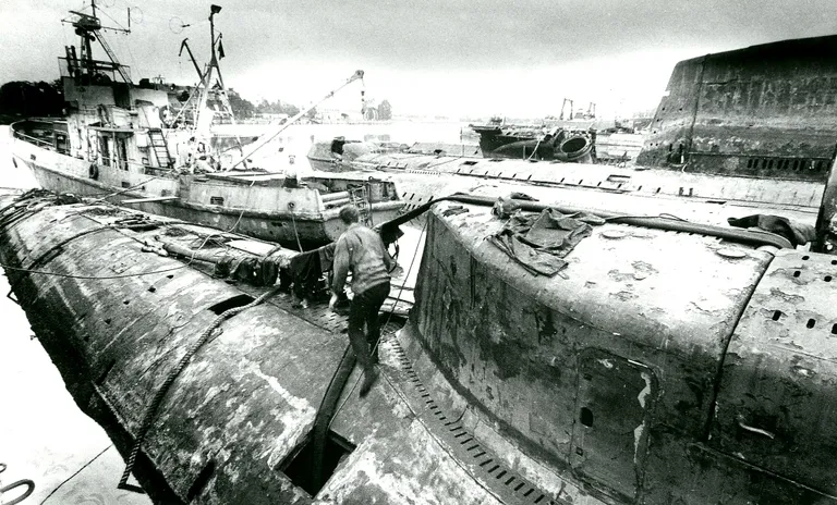 Krievijas kara flotes zemūdenes Karostas kanāla baseinā. Zemūdenes vēlāk tika sagrieztas metāllūžņos. 1990. gadi.
