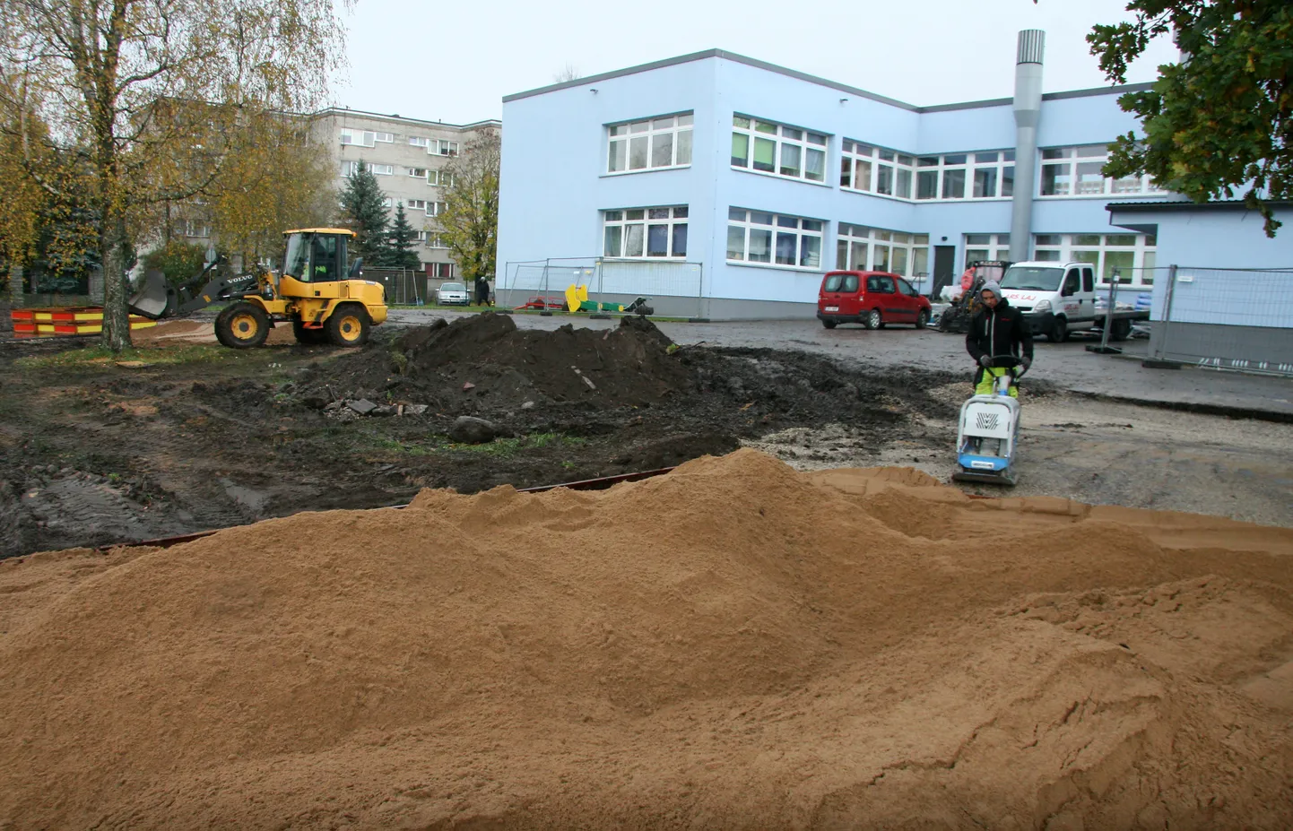 Во вторник на прошлой неделе во дворе детсада "Sipsik" также работала тяжелая техника, но, по уверениям волостного управления, детей гулять на тот участок дворовой территории не пускают.
