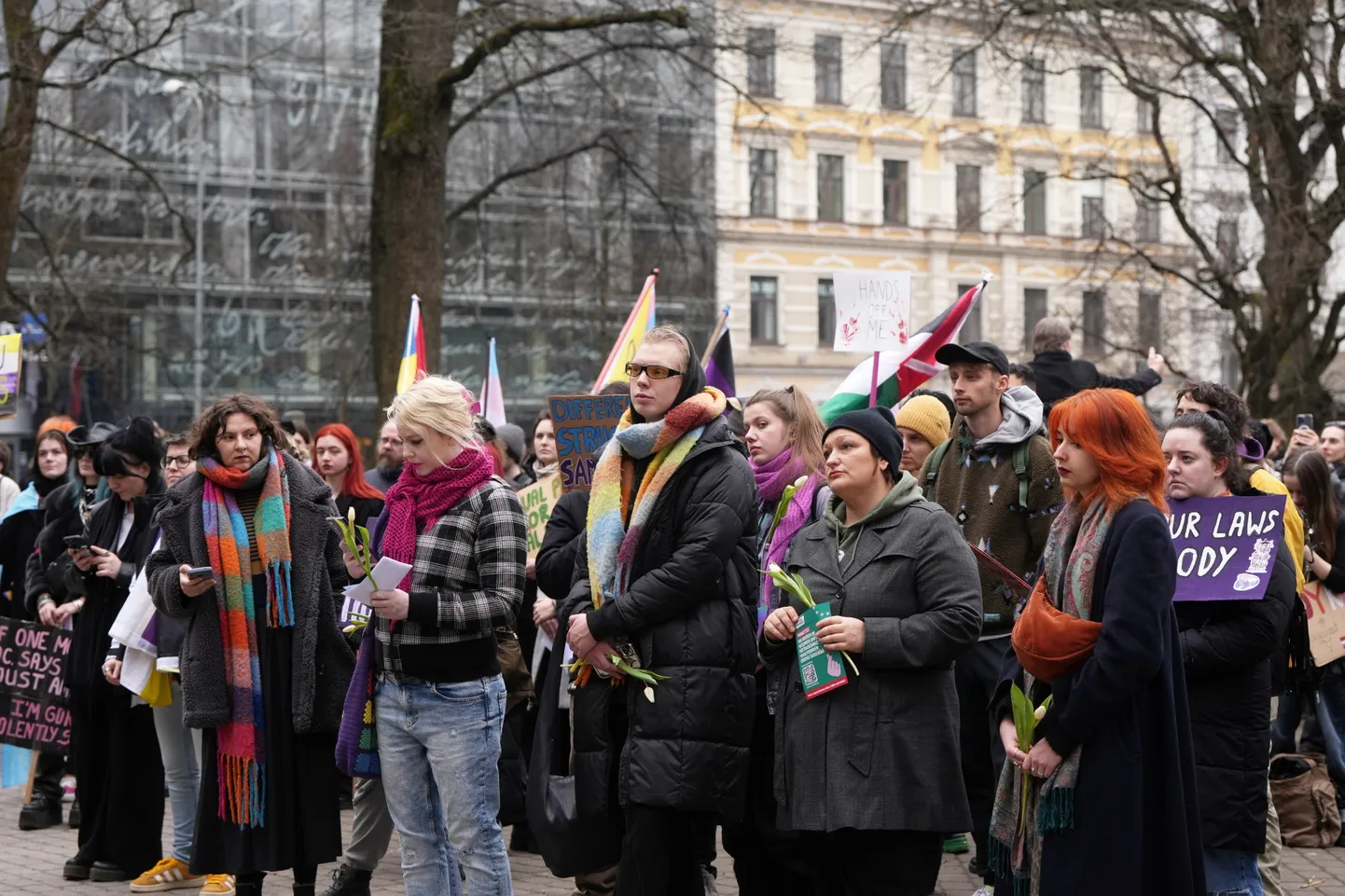 Pulcēšanās feminisma atbalsta gājienam, kura mērķis ir izveidot platformu, kas pauž solidaritāti sievietēm, izceļ daudzveidīgu pieredzi un aktualizē tādas tēmas kā kopienas atbalsts un vienlīdzības veicināšana ārpus institucionālās pieejas.