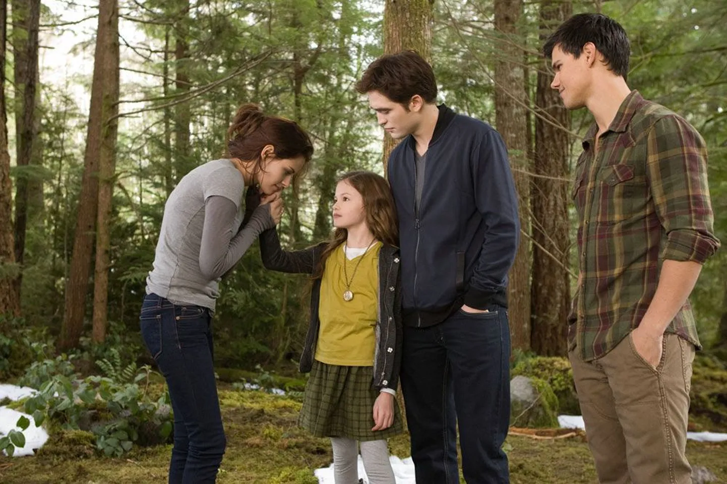 Õnnelik vampiiripere koos sõbraliku libahundiga: Bella (Kristen Stewart, vasakult), Renesmee (Mackenzie Foy) ja Edward Cullen (Robert Pattinson) ning Jacob Black (Taylor Lautner).